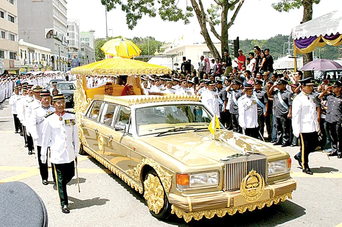 Maşinile sultanului, îmbrăcate în aur