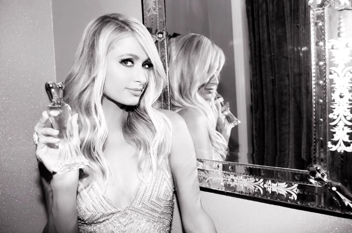 
    Paris Hilton și-a arătat fesele la un bal în ParisFoto Instagram  