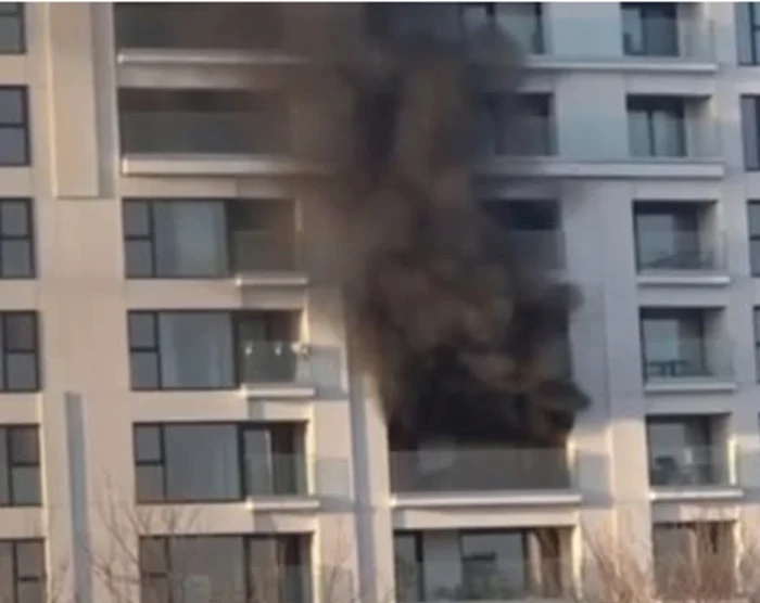 Incendiu violent într-un bloc cu 11 etaje, în București. Foto: captură video Facebook