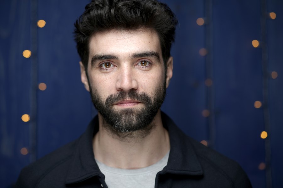 Cine este Alec Secăreanu, actorul român din unul dintre cele mai așteptate seriale ale anului, „Spy/Master”