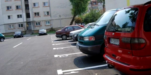 Abonamentele de parcare pe un an costă între 120 şi 156 de lei în funcţie de zonă. FOTOArhivă.