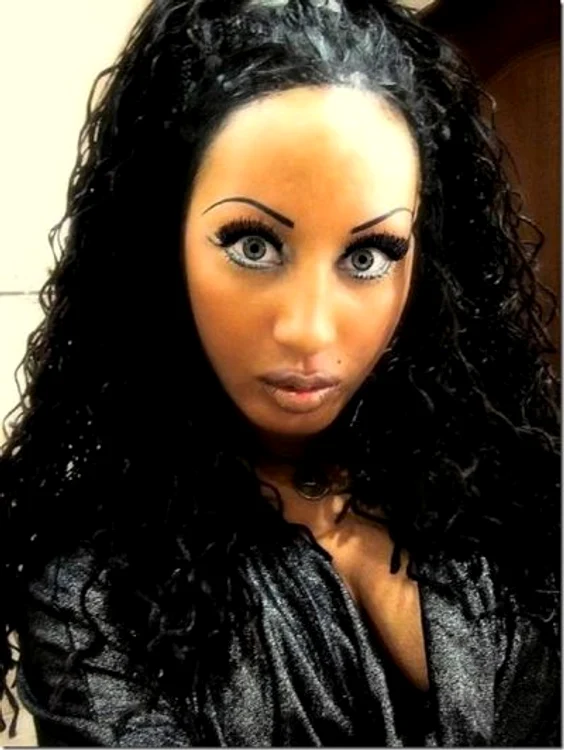 Tânăra şi-a făcut zeci de schimbări de look