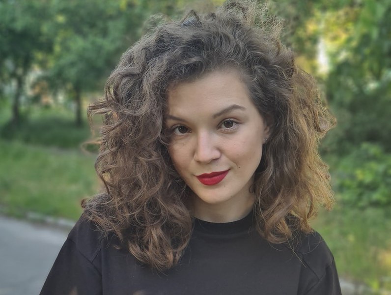 O femeie a fost trasă de păr și insultată, din cauza muzicii rusești: „Eram în cafenea și le-am cerut unor doamne să nu mai asculte”
