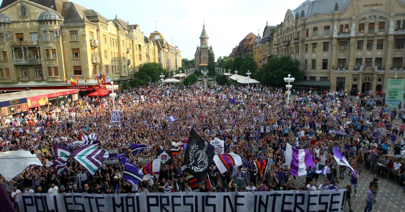 Mitingul suporterilor alb-violeti in centrul Timisoarei, miercuri 1 iunie 2011