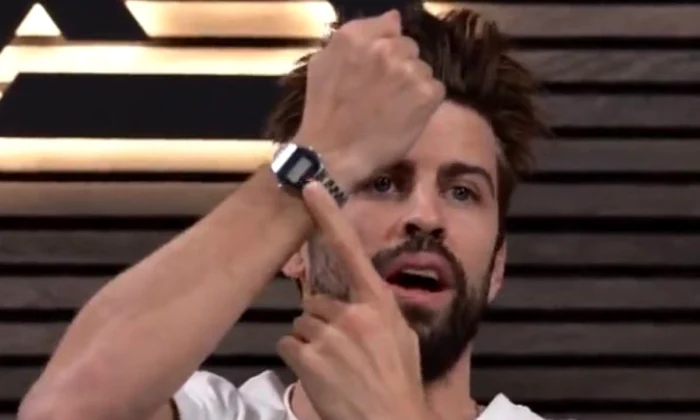 Gerard Pique și noul sponsor al ligii sale, Casio. Captură Twitter