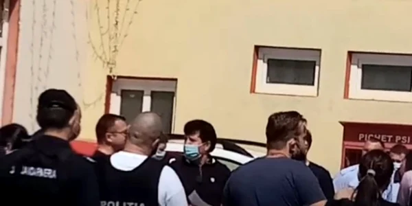 Primarul comunei ciorani adus la sediul primăriei pentru perchezitii 