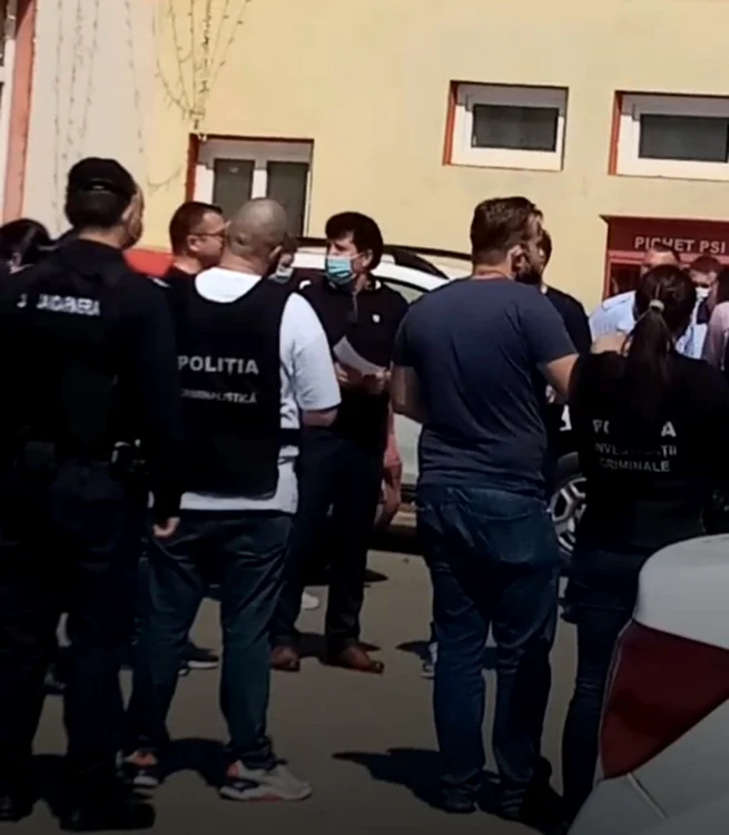 Marin Voicu, primarul comunei Ciorani, flancat de poliţişti în curtea primăriei în timpul percheziţiilor FOTO ziarulincomod.ro