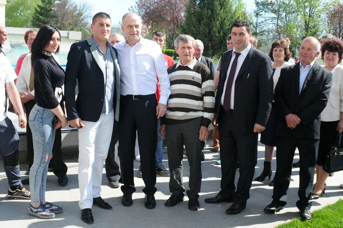Grigore Moşailov, încântat să se pozeze alături de Mircea GeoanăFoto: "Adevărul"