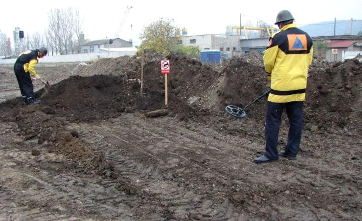 Pirotehniştii au găsit bombele sub un maldăr de pământ