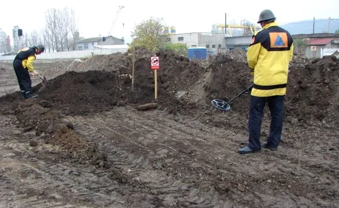 
    Pirotehniştii au găsit bombele sub un maldăr de pământ  