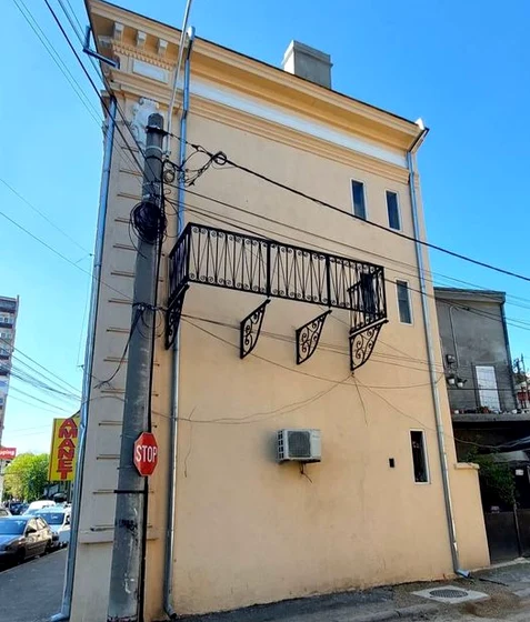 Clădirea cu balcon fără ușă și podea poate fi admirată în Brăila FOTO: Costel Pătrășcan