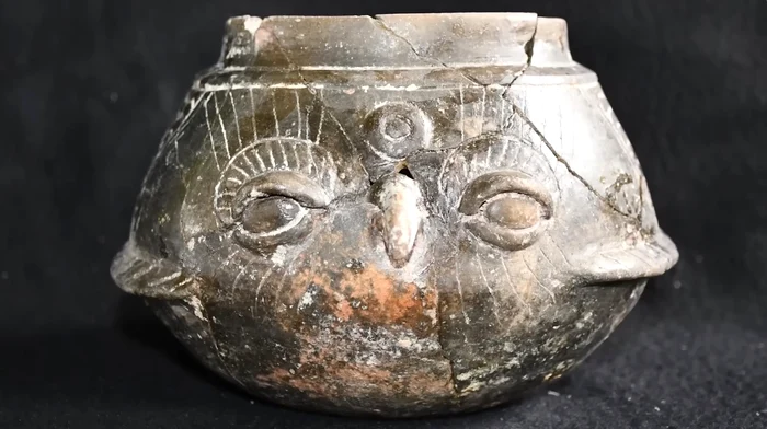 Vas ceramic negru modelat sub forma unei bufnițe, descoperit în mormânt (Foto: Profimedia)