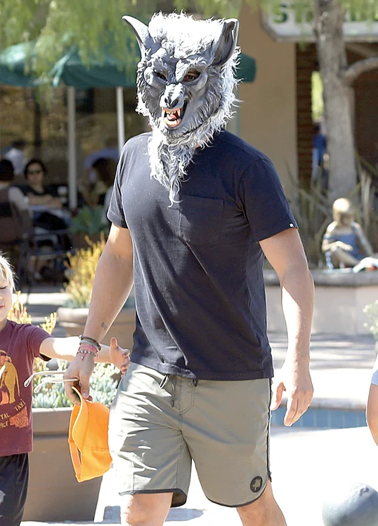 9. Are 38 de ani, 1,80 metri înălţime, accent britanic  şi în ciuda măştii de vârcolac este unul dintre cei  mai sexy actori de la Hollywood. Degeaba, tot a fost  părăsit de fotomodelul australian Miranda Kerr