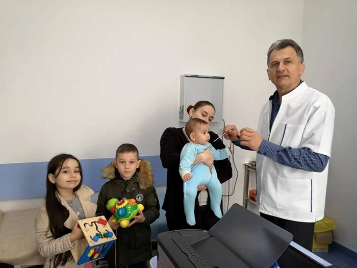 Dr. Filip Panait, în timpul consultaţiilor la cabinetul său FOTO: Facebook