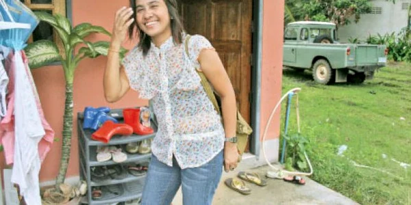 Kae se pregăteşte să plece la birou, în Pak Bara