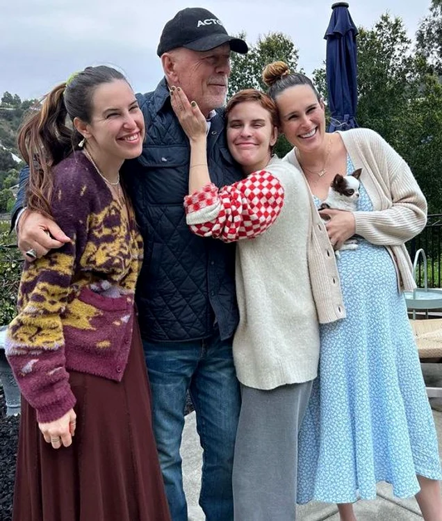 Bruce Willis, alături de fetele pe care le împarte cu Demi Moore (Foto: Instagram)