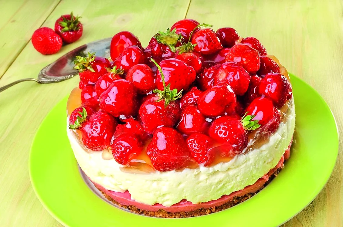 tort de capsuni si crema de iaurt cu blat de biscuiti jpeg
