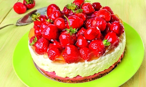 tort de capsuni si crema de iaurt cu blat de biscuiti jpeg