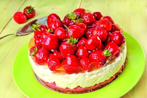 tort de capsuni si crema de iaurt cu blat de biscuiti jpeg