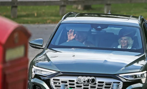 Regele Charles conduce în Scoția către Crathie Church 