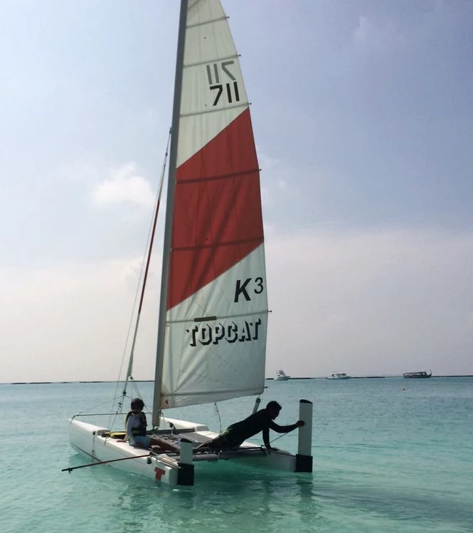 Mihaela Rădulescu  învaţă să navigheze cu catamaranul