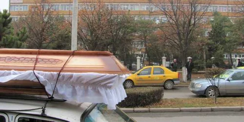 Sicrie în faţa spitalului