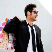 barbat shopping - shutterstock