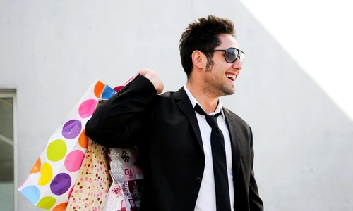 barbat shopping - shutterstock