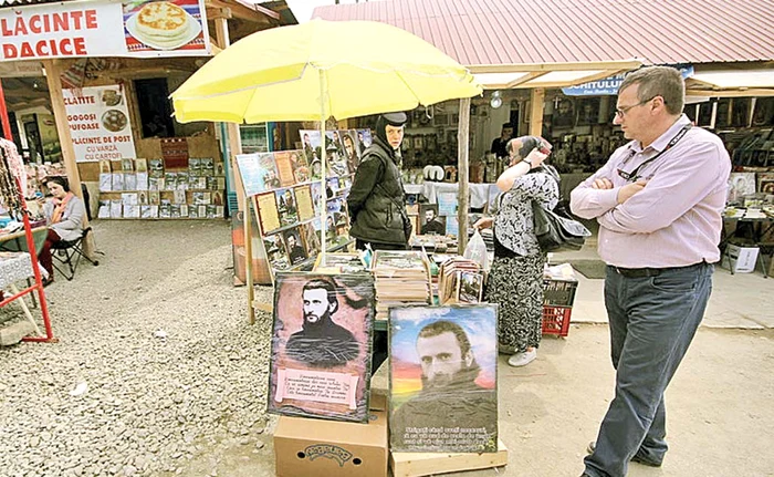 
    Comercianţii de suveniruri  legate de Arsenie Boca  răsuflă uşuraţi  