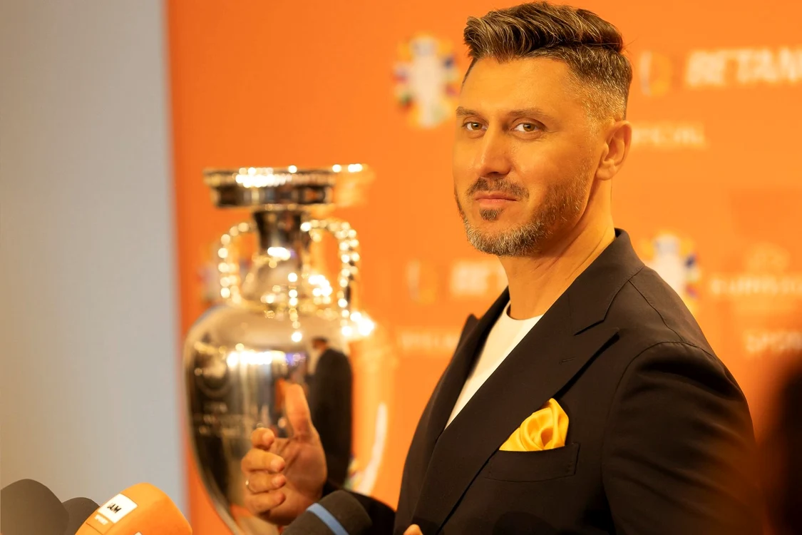 Fostul căpitan al echipei naționale a României, Ciprian Marica, prezintă trofeul UEFA 