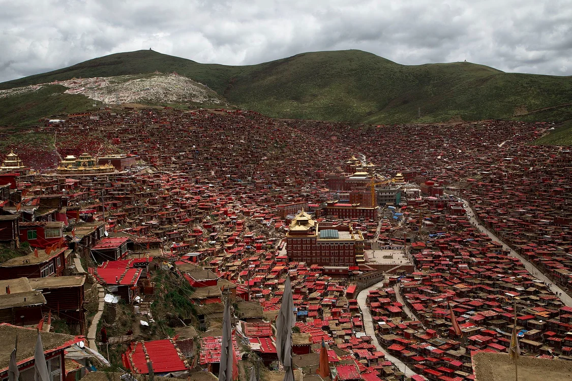 Larung Gar, văzut din depărtare