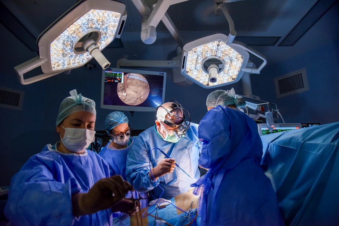 Parte a echipei de Chirurgie cardiovasculară de la Spitalul SANDOR