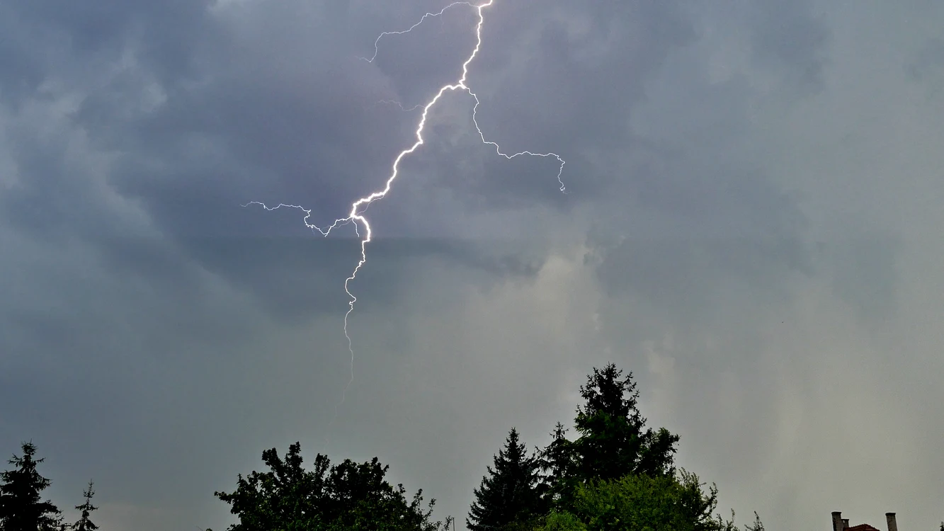 Femeie lovită de fulger în Suceava. Foto: pixabay.com