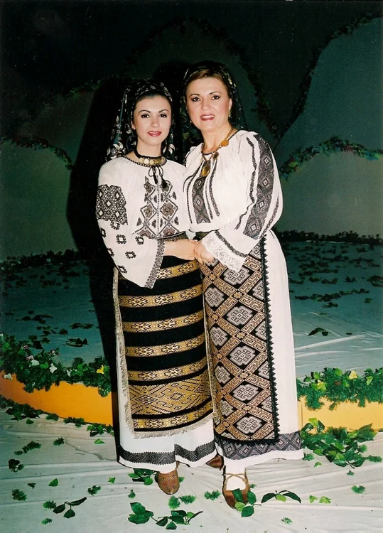 Și Nicoleta Voica (64 de ani), cunoscută cântăreața de muzică bănățeană, speră ca Andreea Voica, fiica ei, tot artistă, să îi dea vestea cea mare