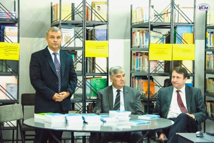 Profesorul
universitar, Eugen Străuţiu, explică avantajele reintegrării economice a
Tiraspolului şi Chişinăului. FOTO: ULIM