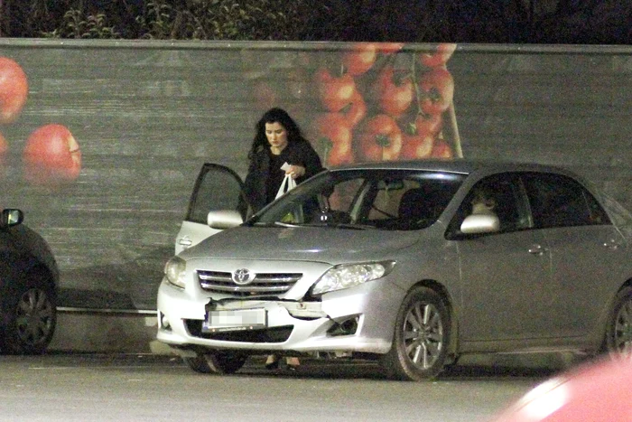 
    După ce au făcut  cumpărăturile, Petru  Mircea şi misterioasa  brunetă au mers  la vila din Otopeni  