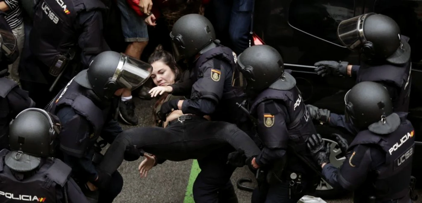 Confruntări între poliţişti si oamenii care protestează în faţa şcolii Ramon Llull din Barcelona. FOTO EPA-EFE