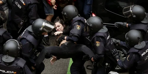 Confruntări între poliţişti si oamenii care protestează în faţa şcolii  Ramon Llull  din Barcelona. FOTO EPA-EFE