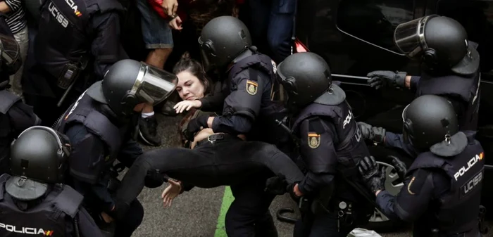 Confruntări între poliţişti si oamenii care protestează în faţa şcolii Ramon Llull din Barcelona. FOTO EPA-EFE