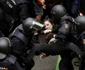 Confruntări între poliţişti si oamenii care protestează în faţa şcolii  Ramon Llull  din Barcelona. FOTO EPA-EFE