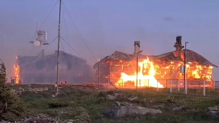 Stația și cabana de pe Vârful Vlădeasa au fost distruse în incendiu FOTO Meteoplus / Facebook