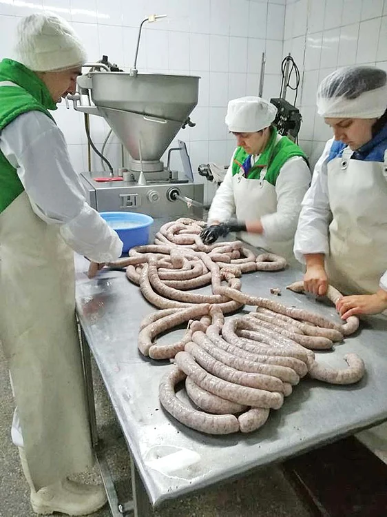 Angajaţii, la umplerea cârnaţilor