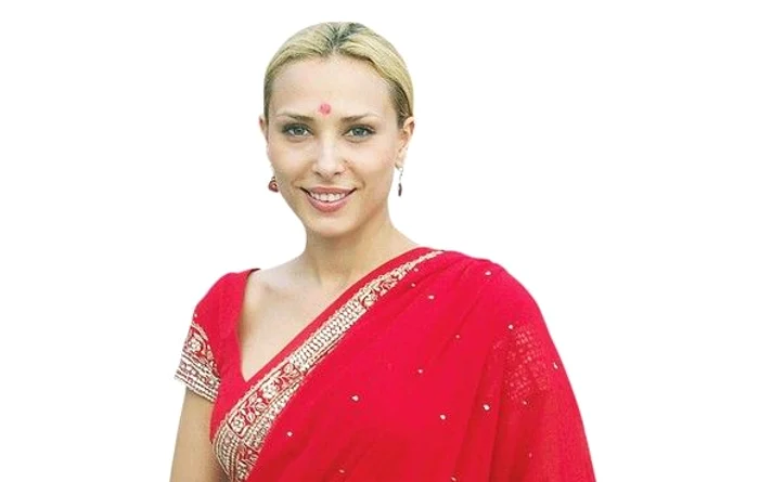 
    Iulia Vântur a pus  pe Instagram fix  tortul-negresă  pe care îl taie  “mama soacră”   