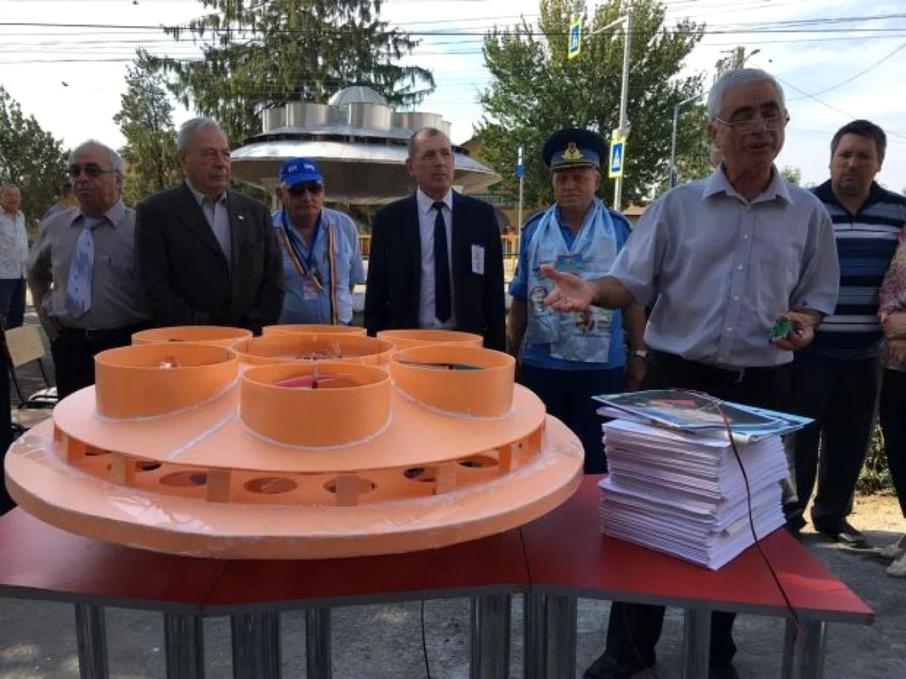 Farfuria zburătoare are 700 de grame şi este prezentată de creatorul Nicolae Stăncioi FOTO A. Mitrache