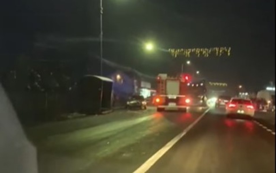 Accident grav în care au fost implicate un microbuz şi două autoturisme, în Dâmbovița. Patru oameni la spital, circulație îngreunată