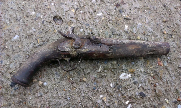 Pistolul descoperit în cetatea Tri Kule FOTO STPF Mehedinţi