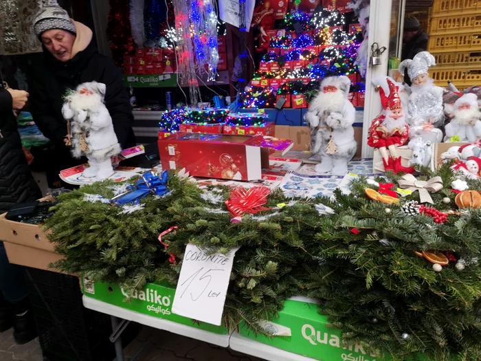 Ofertă bogată, dar oamenii nu se îndură să cumpere obiecte decorrative FOTO: A.M.