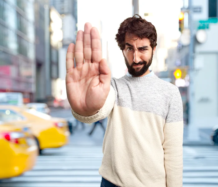 Evită situațiile în care cineva insistă să acționezi „pe loc” Foto: Freepik
