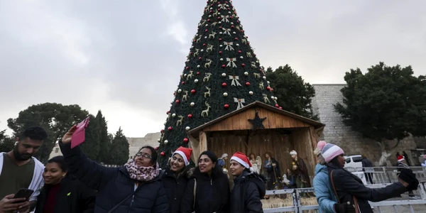 Turiștii și pelerinii vizitează Biserica Nașterii Domnului din orașul biblic Betleem din Cisiordania pe 24 decembrie 2022 AFP jpg