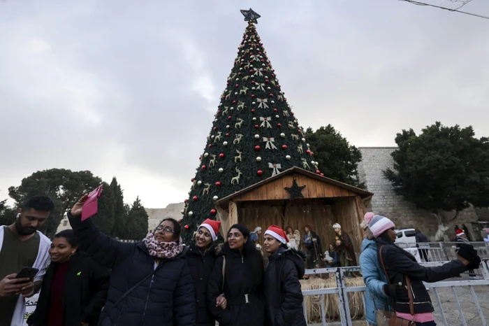 Pelerinii vizitează Biserica Nașterea Domnului din orașul biblic Betleem din Cisiordania Foto AFP